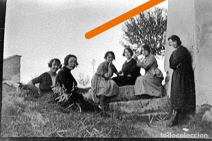 Alte Fotografie: Antiguo negativo de fotograf&iacute;a. Chicas. Zona. Pirineo aragon&eacute;s o catal&aacute;n. Antigua