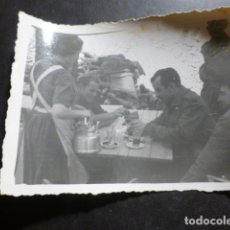 Fotografía antigua: HOYO DE MANZANARES MADRID SOLDADOS EN CANTINA AÑOS 40 ANTIGUA FOTOGRAFIA 6,5 X 8 CMTS. Lote 312909548