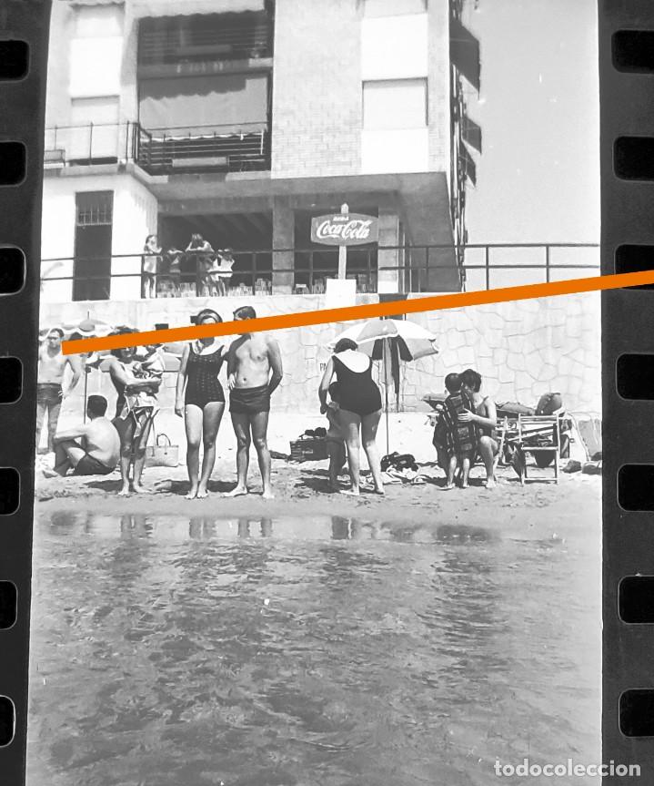 Alte Fotografie: Antiguo negativo de fotograf&iacute;a. En la playa. al fondo cartel de Coca-Cola. A&ntilde;os 50/60. Antigua.