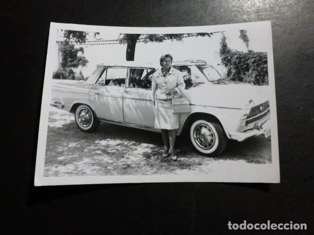 Fotografia antiga: MUJER Y VEHICULO ANTIGUA FOTOGRAFIA 8 X 11,5 CMTS