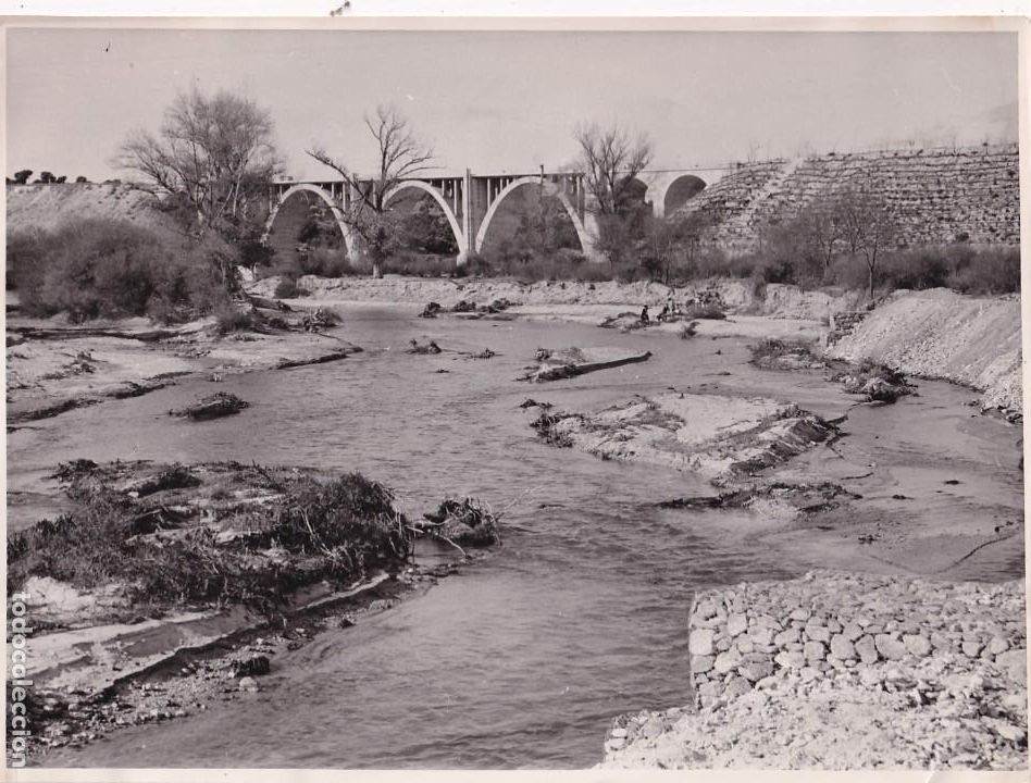Fotograf&iacute;a antigua: Curiosa fotograf&iacute;a Puente sobre el Rio Manzanares a su paso por el Pardo.