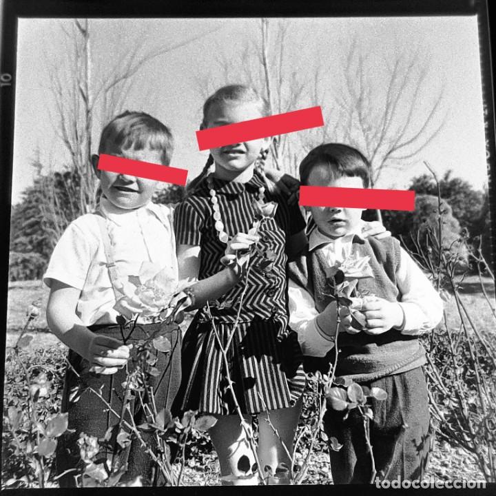 Antique Photography: Antiguo negativo de fotograf&iacute;a. Ni&ntilde;os y ni&ntilde;a. Antigua.