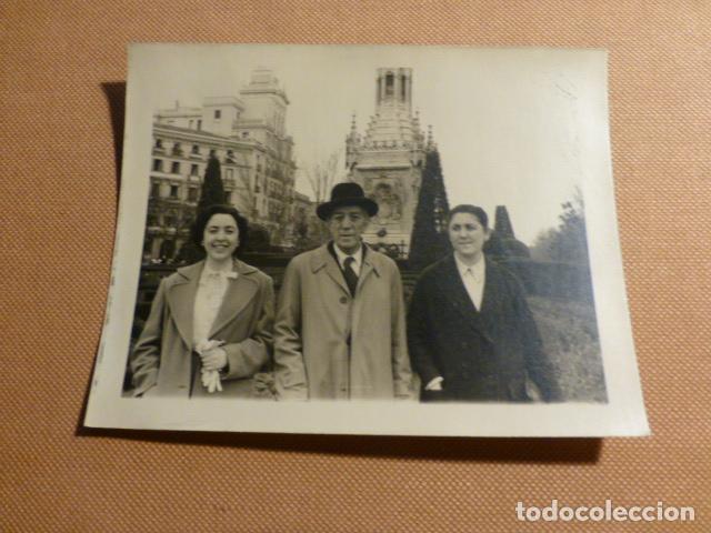 Fotografia antiga: MADRID PADRE E HIJAS EN LA PLAZA DE COLON ANTIGUA FOTOGRAFIA 8,5 X 12 CMTS