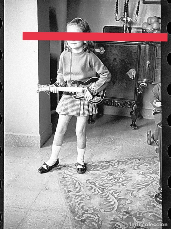 Fotograf&iacute;a antigua: Antiguo negativo de fotograf&iacute;a. Ni&ntilde;a con guitarra de juguete. A&ntilde;os 60 .