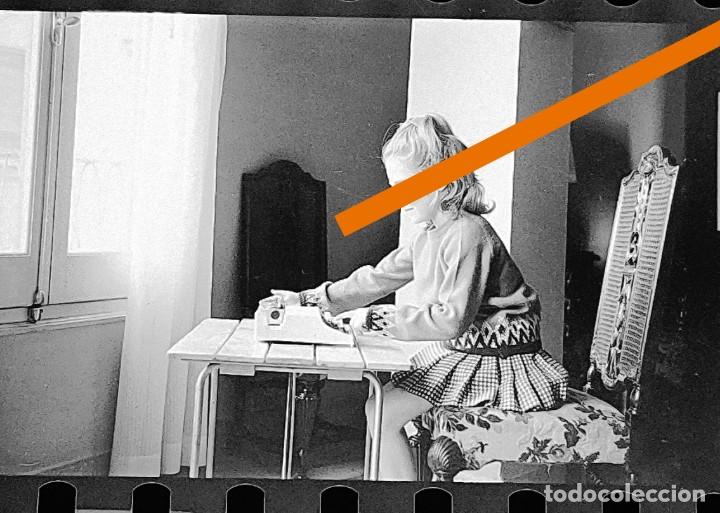 Fotografia antiga: Antiguo negativo de fotograf&iacute;a. Ni&ntilde;a con m&aacute;quina de escribir de juguete. A&ntilde;os 60 .