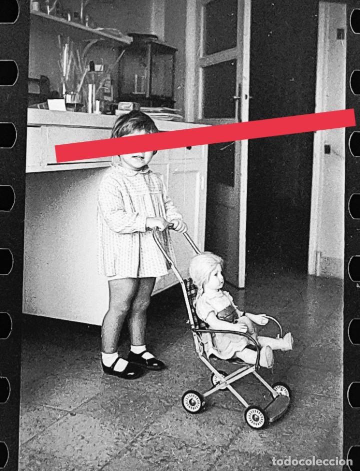 Fotograf&iacute;a antigua: Antiguo negativo de fotograf&iacute;a. Ni&ntilde;a con mu&ntilde;eca. A&ntilde;os 50/60 .