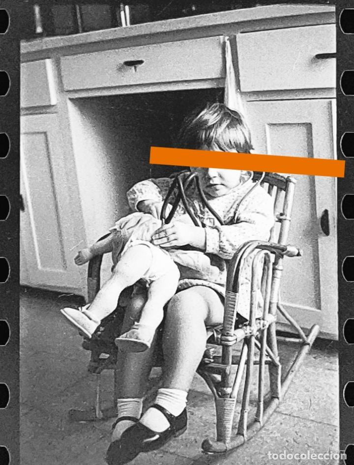Fotografia antiga: Antiguo negativo de fotograf&iacute;a. Ni&ntilde;a con mu&ntilde;eca. A&ntilde;os 50/60 .