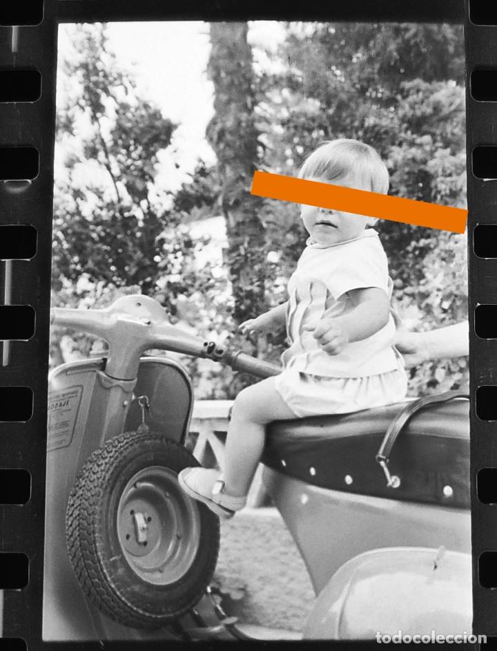 Fotograf&iacute;a antigua: Antiguo negativo de fotograf&iacute;a. Ni&ntilde;a en moto vespa. A&ntilde;os 50/60 .