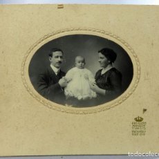 Fotografía antigua: FOTOGRAFÍA GELATINOBROMURO FAMILIA BEBÉ MEDALLÓN PACHECO Y VIUDA DE PROSPERI VIGO ART STUDIO H 1910. Lote 321785248