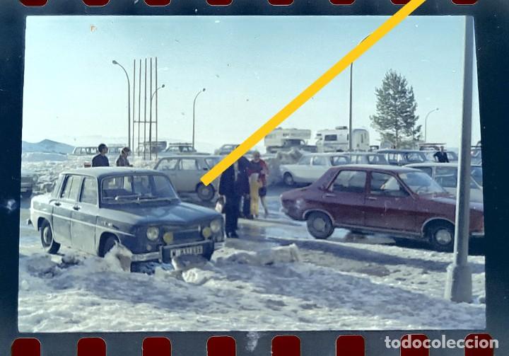 Fotografia antiga: Antiguo negativo o clich&eacute; de fotograf&iacute;a. Sierra Nevada Granada. Coche Renault 8. A&ntilde;os 70.