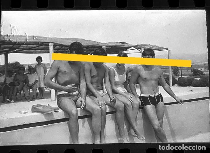 Fotograf&iacute;a antigua: Antiguo negativo o clich&eacute; de fotograf&iacute;a. Chicos y chica en ba&ntilde;ador. A&ntilde;os 50/60.