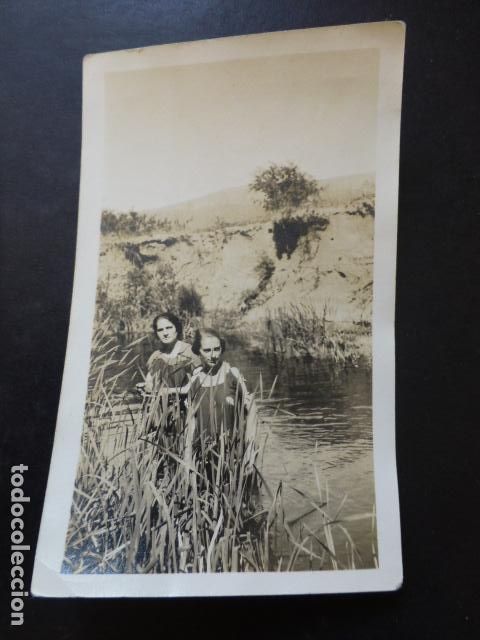 Fotograf&iacute;a antigua: MUJERES BA&Ntilde;ANDOSE EN RIO A&Ntilde;OS 30 ANTIGUA FOTOGRAFIA 7 X 11 CMTS
