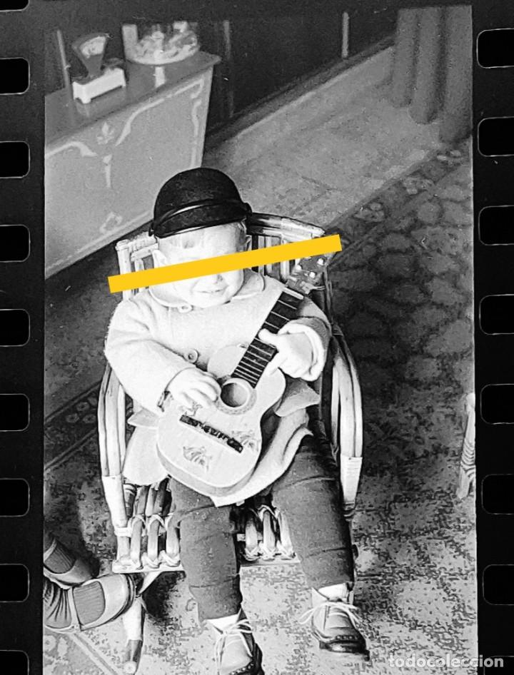 Photographie ancienne: Antiguo negativo o clich&eacute; de fotograf&iacute;a. Ni&ntilde;o con guitarra. juguete. a&ntilde;os 50/60.