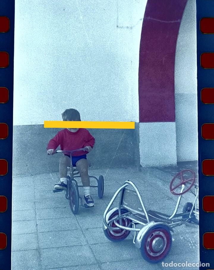 Antique Photography: Antiguo negativo o clich&eacute; de fotograf&iacute;a. Juguete. ni&ntilde;o con el triciclo. A&ntilde;os 60.