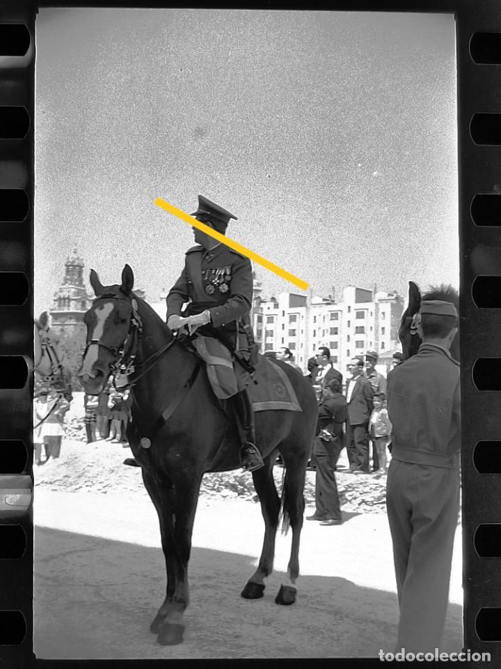Antique Photography: Antiguo negativo o clich&eacute; de fotograf&iacute;a. Militar condecorado con el caballo. A&ntilde;os 50.