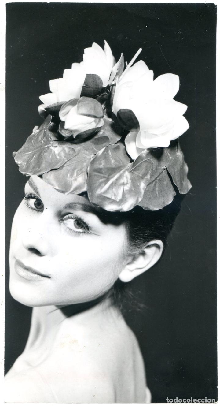 Fotografia antica: Fotograf&iacute;a de moda, alta costura, Jeanne Lanvin, sombrero, 1957 procedente archivo de revista