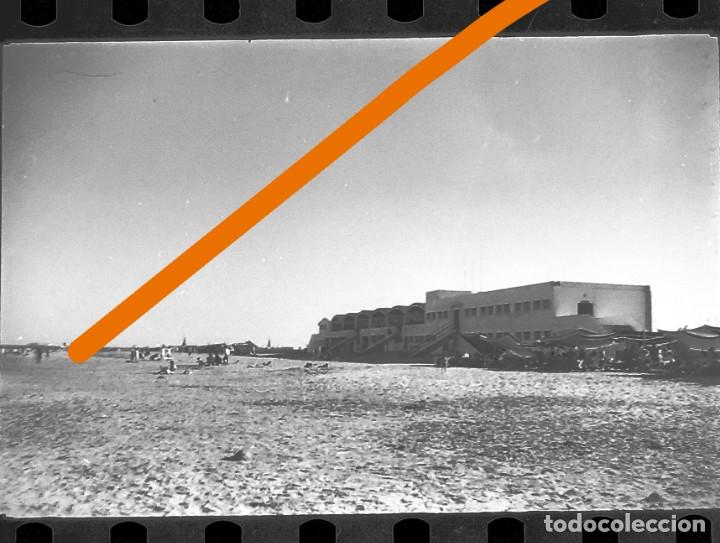 Photographie ancienne: antiguo negativo o clich&eacute; de fotograf&iacute;a. Grao Castell&oacute;n. Playa. A&ntilde;os 50.