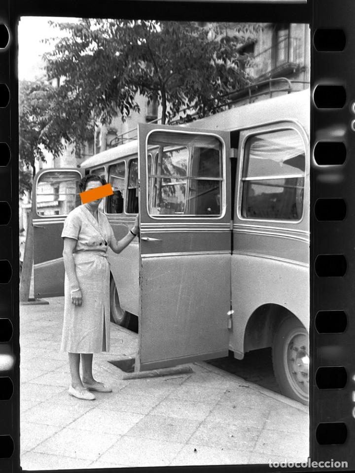 Photographie ancienne: antiguo negativo o clich&eacute; de fotograf&iacute;a. Chica junto al autob&uacute;s. A&ntilde;os 50.