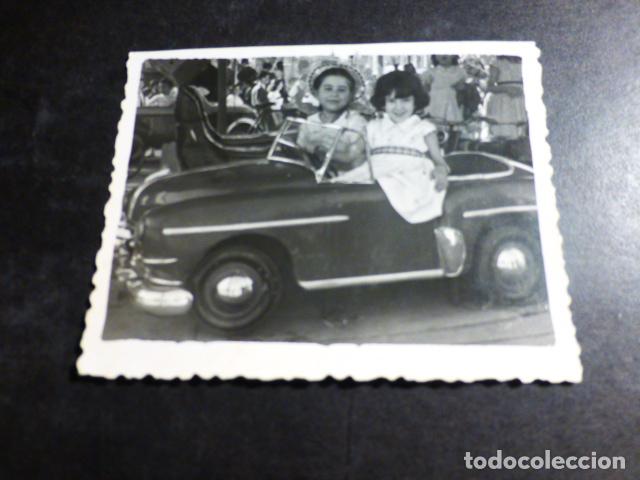 Fotografia antiga: NI&Ntilde;AS EN ATRACCION DE FERIA ROMERO FOTOGRAFO AMBULANTE ANTIGUA FOTOGRAFIA 6 X 7,5 CMTS
