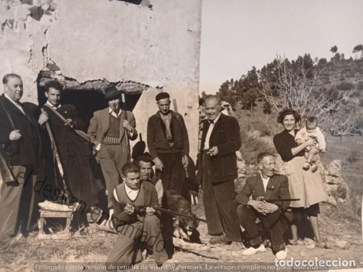 Fotograf&iacute;a antigua: Grupo de CAZADORES dispuestos para la monter&iacute;a. Foto original 17 x 11 ctms. CAZA. H. 1940