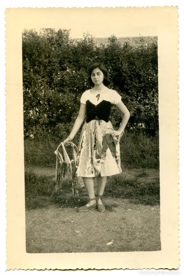 Alte Fotografie: Se&ntilde;orita de grupo de danzas con vestido regional de Cantabria y pandereta, a&ntilde;os 50 10,8x16,8 cm