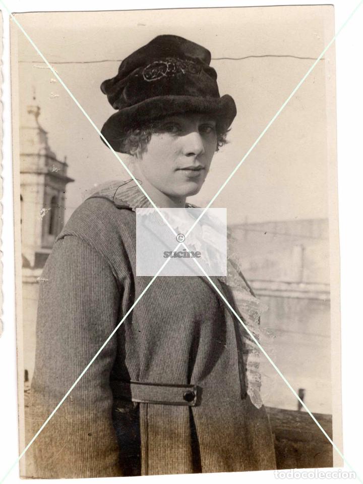 Fotograf&iacute;a antigua: JOVEN EN UNA AZOTEA DE LA CALLE ENMEDIO CAMPANARIO I.SAN MIGUEL CASTELLON