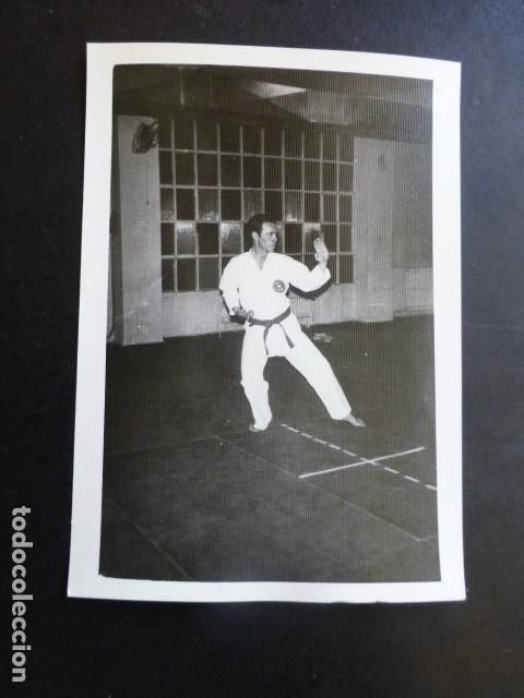 Alte Fotografie: KARATE KARATECA DE LA POLICIA ARMADA TECNICA ANTIGUA FOTOGRAFIA 7,5 X 10,5 CMTS
