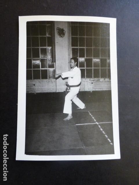 Alte Fotografie: KARATE KARATECA DE LA POLICIA ARMADA TECNICA ANTIGUA FOTOGRAFIA 7,5 X 10,5 CMTS