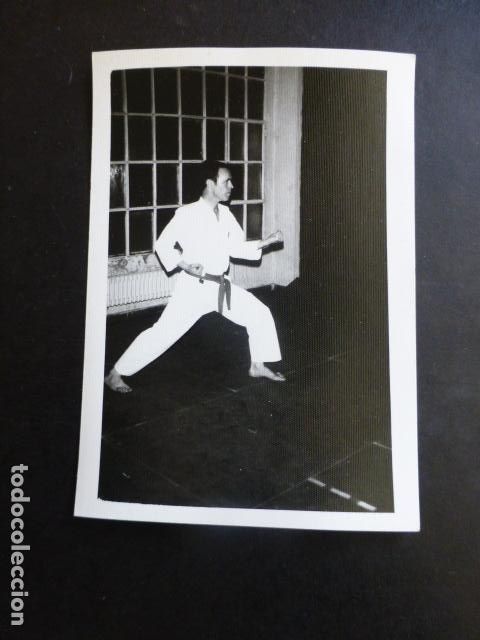 Alte Fotografie: KARATE KARATECA DE LA POLICIA ARMADA TECNICA ANTIGUA FOTOGRAFIA 7,5 X 10,5 CMTS