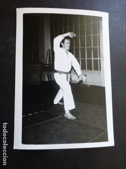 Alte Fotografie: KARATE KARATECA DE LA POLICIA ARMADA TECNICA ANTIGUA FOTOGRAFIA 7,5 X 10,5 CMTS