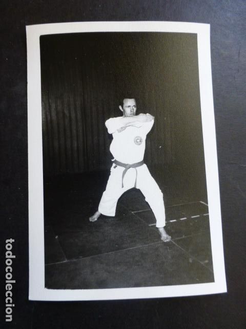 Alte Fotografie: KARATE KARATECA DE LA POLICIA ARMADA TECNICA ANTIGUA FOTOGRAFIA 7,5 X 10,5 CMTS