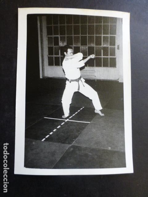 Alte Fotografie: KARATE KARATECA DE LA POLICIA ARMADA TECNICA ANTIGUA FOTOGRAFIA 7,5 X 10,5 CMTS