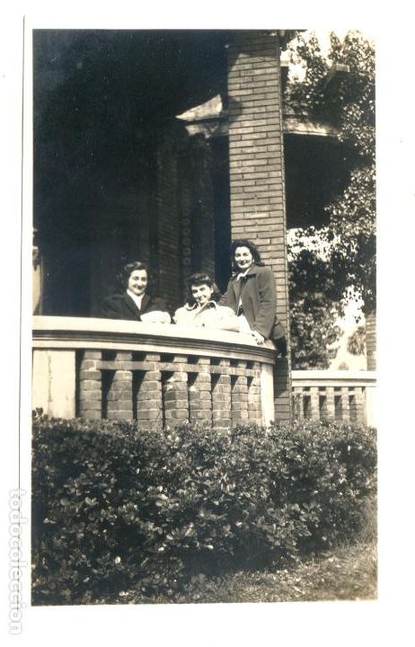 Fotograf&iacute;a antigua: Tres chicas en el parque de Bilbao, marzo 1944, 6,8x11 cm.