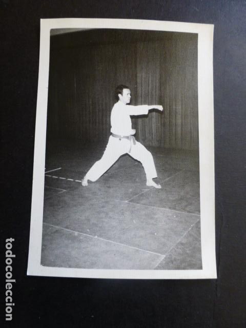 Alte Fotografie: KARATE KARATECA DE LA POLICIA ARMADA TECNICA ANTIGUA FOTOGRAFIA 7,5 X 10,5 CMTS