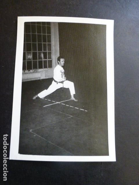 Alte Fotografie: KARATE KARATECA DE LA POLICIA ARMADA TECNICA ANTIGUA FOTOGRAFIA 7,5 X 10,5 CMTS