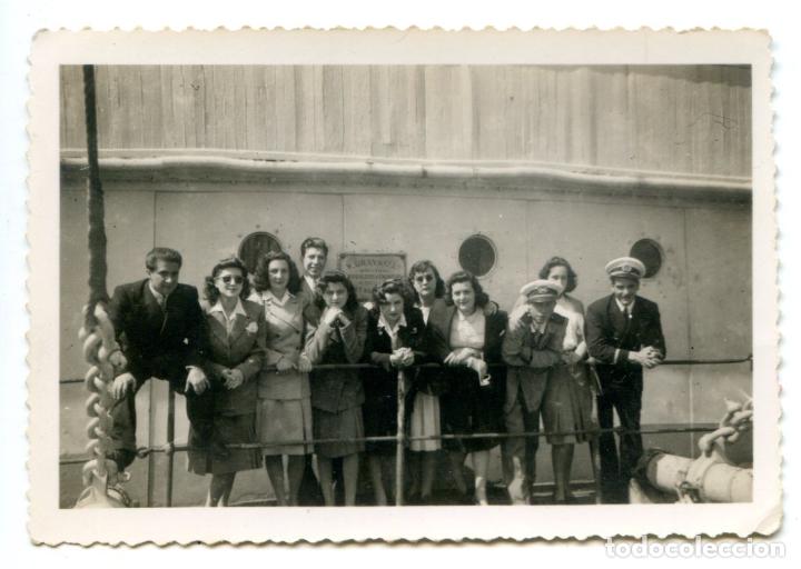 Alte Fotografie: Grupo de personas en la cubierta del barco Monte Jata, Naviera Aznar 1944