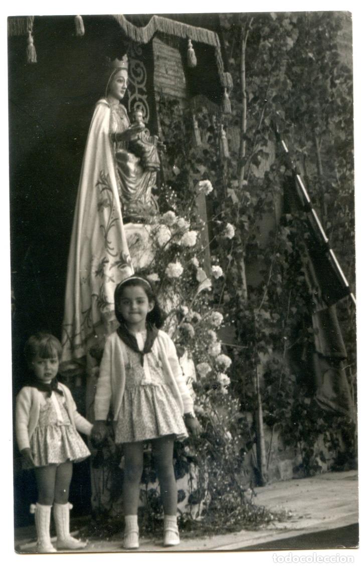 Fotografia antiga: Virgen en altar, y dos ni&ntilde;as delante, sin referencia de lugar ni fot&oacute;grafo 9x14 cm. papel Valca