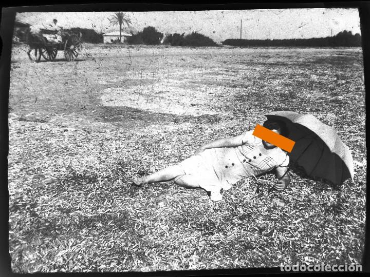 Antique Photography: Antiguo negativo o clich&eacute; de fotograf&iacute;a. Se&ntilde;ora con el parasol. A&ntilde;os 40/50..
