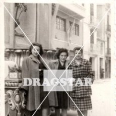 Fotografía antigua: FOTOGRAFIA ORIGINAL GENTE DE CASTELLON EN EL RECUERDO MADRINAS Y GAYATA FIESTAS MAGDALENA 1950. Lote 340060728