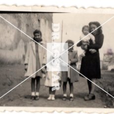 Fotografía antigua: FOTOGRAFIA ORIGINAL GENTE DE CASTELLON EN EL RECUERDO FAMILIA EN LA CALLE SANTOS VIVANCO. Lote 340064773