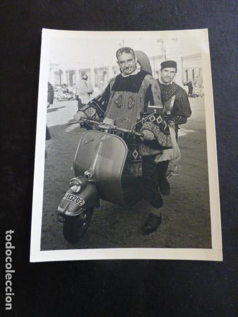 Fotograf&iacute;a antigua: AGUSTIN DE OCHOA LOCUTOR DE RADIO CADENA SER EN MOTO VESPA DISFRAZ ANTIGUA FOTOGRAFIA 9 X 12 CMTS