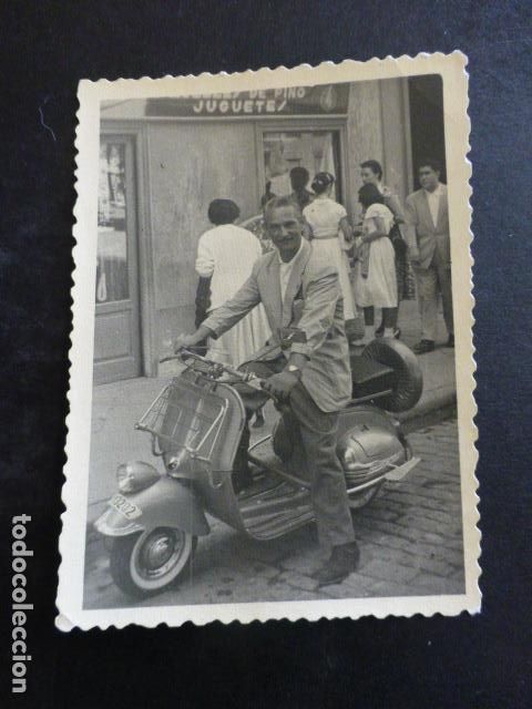 Fotograf&iacute;a antigua: AGUSTIN DE OCHOA LOCUTOR DE RADIO CADENA SER EN MOTO VESPA ANTIGUA FOTOGRAFIA 9 X 7,5 CMTS