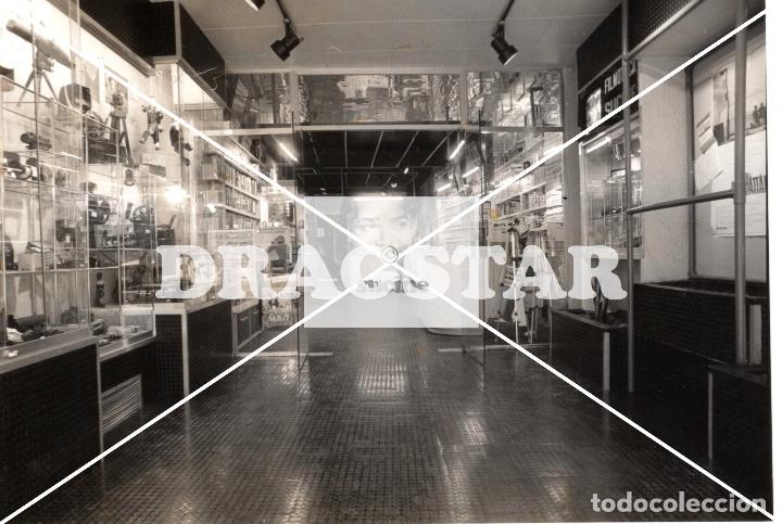 Antique Photography: FOTOGRAFIA ORIGINAL CASTELLON EN EL RECUERDO INTERIOR DE COMERCIO SUCINE RECIEN INAUGURADO EN 1977