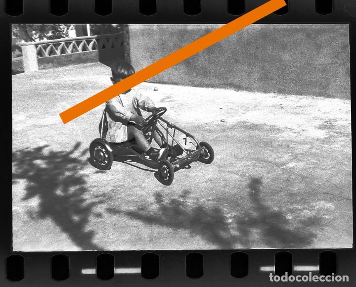 Fotografia antiga: Antiguo negativo de fotograf&iacute;a. Ni&ntilde;o con el coche a pedales. A&ntilde;os 50/60.