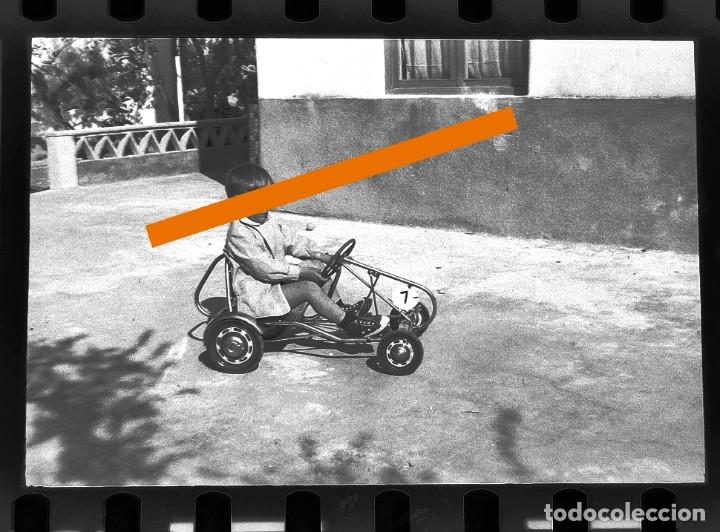 Antique Photography: Antiguo negativo de fotograf&iacute;a. Ni&ntilde;o con el coche a pedales. A&ntilde;os 50/60.