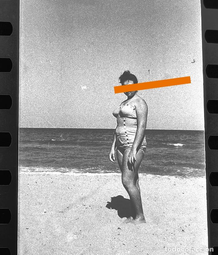 Antique Photography: Antiguo negativo de fotograf&iacute;a. Se&ntilde;ora en ba&ntilde;ador. A&ntilde;os 50/60.