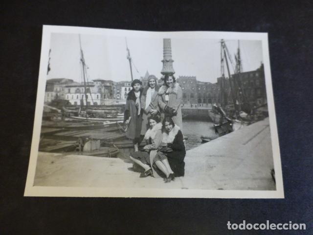 Fotografia antica: GIJON ASTURIAS AMIGAS EN EL PUERTO ANTIGUA FOTOGRAFIA 1920 8,5 X 6 CMTS