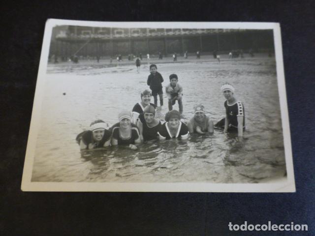 Fotografia antica: GIJON ASTURIAS AMIGOS EN LA PLAYA DE SAN LORENZO ANTIGUA FOTOGRAFIA 1927 8,5 X 6 CMTS