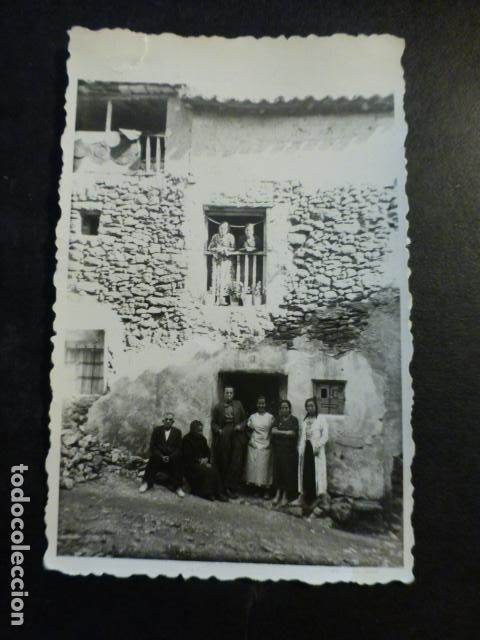 Fotografia antiga: RUGUILLA GUADALAJARA GRUPO EN CASA A&Ntilde;OS 30 ANTIGUA FOTOGRAFIA 5,5 X 9 CTMS