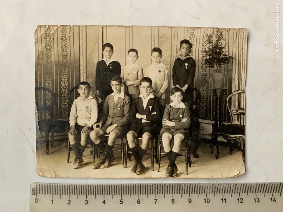 Fotografia antica: FOTO. GRUPO DE NI&Ntilde;OS Y ADOLESCENTES CON MEDALLA O DISTINTIVO. FOT&Oacute;GRAFO?.